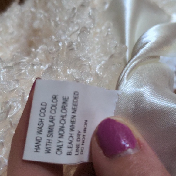 NWOT Cal Style Size S Off White Shaggy Faux Sheep Vest Lined Runs Large - Picture 7 of 7